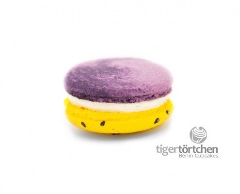 Maracuja-Vanille Macaron: Macaron mit einer Füllung aus weißer Schokolade, Vanille und Maracuja