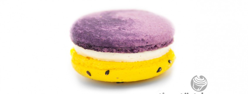 Maracuja-Vanille Macaron: Macaron mit einer Füllung aus weißer Schokolade, Vanille und Maracuja