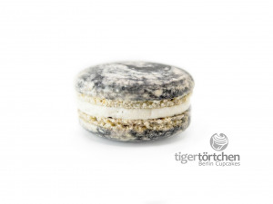 Black-Vanilla Macaron Black-Vanilla Macaron: Macaron mit einer Füllung aus Vanille und geröstetem schwarzem Sesam