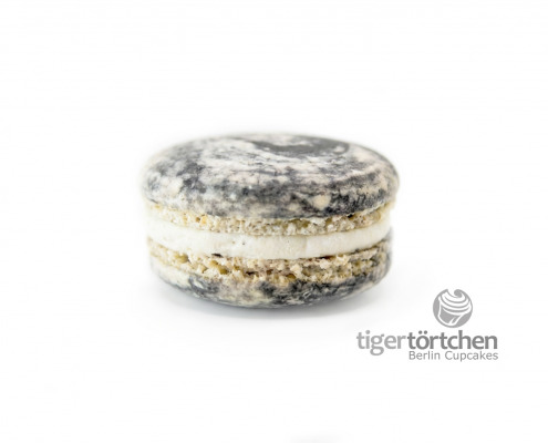 Black-Vanilla Macaron: Macaron mit einer Füllung aus Vanille und geröstetem schwarzem Sesam