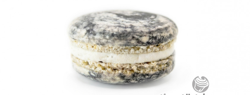 Black-Vanilla Macaron: Macaron mit einer Füllung aus Vanille und geröstetem schwarzem Sesam