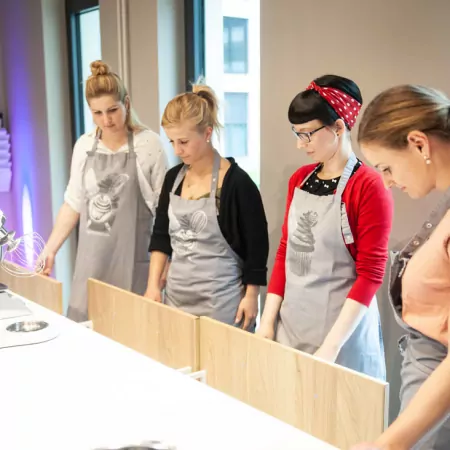 Begutachten der Backutensilien Cupcakes Backschule Berlin Geburtstag Geburtstagstorte
