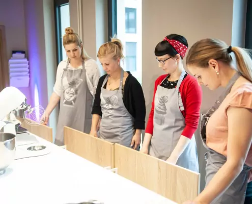 Begutachten der Backutensilien Cupcakes Backschule Berlin Geburtstag Geburtstagstorte