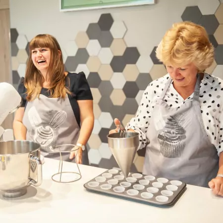Befüllen der Cupcake Förmchen Privates Backevent Backschule Berlin Cupcakes tigertörtchen