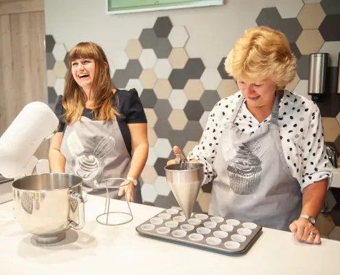 Befüllen der Cupcake Förmchen Privates Backevent Backschule Berlin Cupcakes tigertörtchen