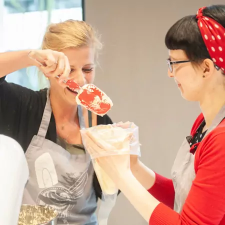 Vorbereiten des Cupcake Toppings Privates Backevent Backschule Berlin Cupcakes tigertörtchen Junggesellinnenabschied