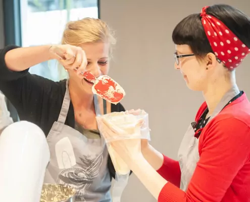 Vorbereiten des Cupcake Toppings Privates Backevent Backschule Berlin Cupcakes tigertörtchen Junggesellinnenabschied