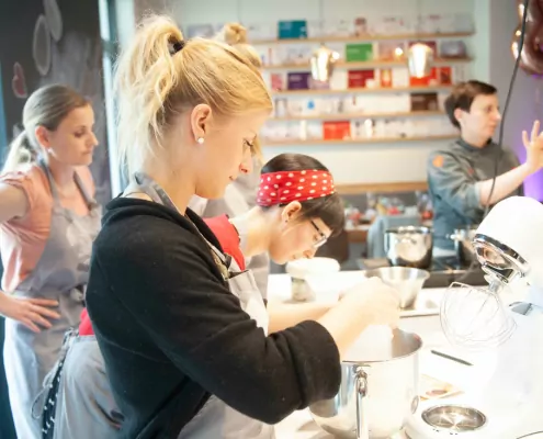 Die Zutaten werden einzeln zusammengefügt Privates Backevent Backkurs Berlin Cupcakes tigertörtchen