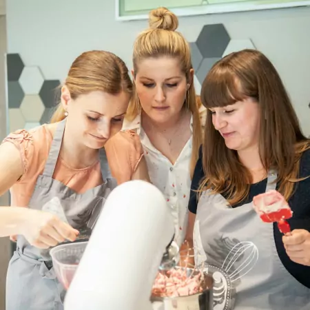 Himbeeren für die Buttercreme Party Berlin Sweet BakeNight Backevent Freundinnen Backen Schule Backkurs