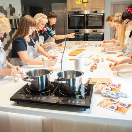 Die letzten Handgriffe für den perfekten Cupcakes Party Berlin Sweet BakeNight Backevent Freundinnen Backen Schule Backkurs
