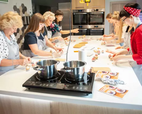 Die letzten Handgriffe für den perfekten Cupcakes Party Berlin Sweet BakeNight Backevent Freundinnen Backen Schule Backkurs